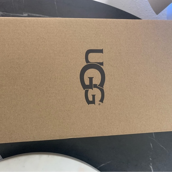 - New with box UGG women slippers in Metallic Rose gold 🎀 size 8 us - Picture 11 of 12